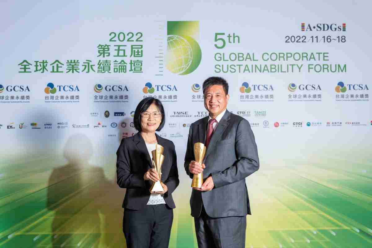 888.BY集团电子游戏作为净零碳排先锋，，，期引领价值链伙伴同行共好，，，，卫冕制造业组“十大典范企业” 二连冠殊荣(左：888.BY集团电子游戏光电永续长古秀华，，，，右：888.BY集团电子游戏光电董事长暨执行长彭双浪)