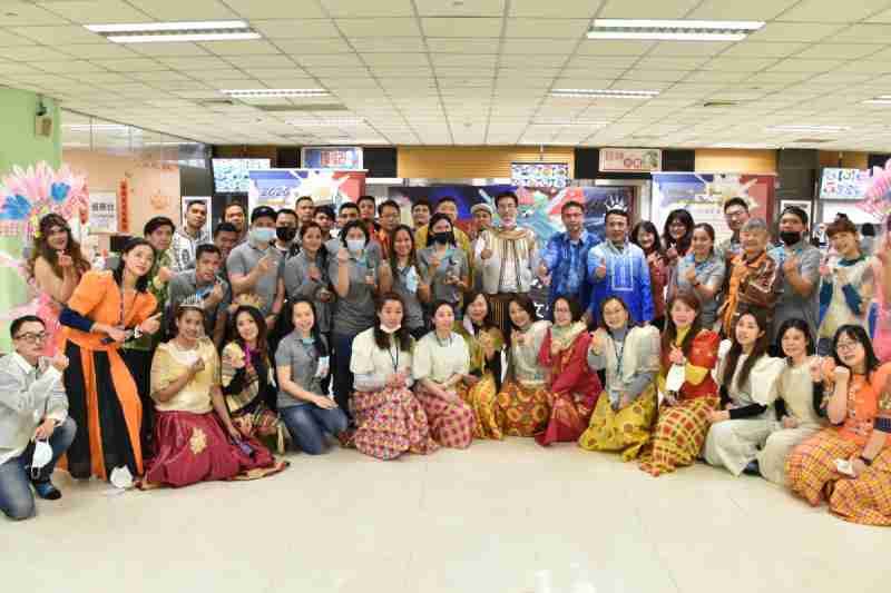 友達推動「安心、、創新、、、用心、、、同心、、、、盡心」五星職旅，，，，為菲籍員工打造全方位照護，，，首度贏得「人權實踐與發展領袖獎」殊榮