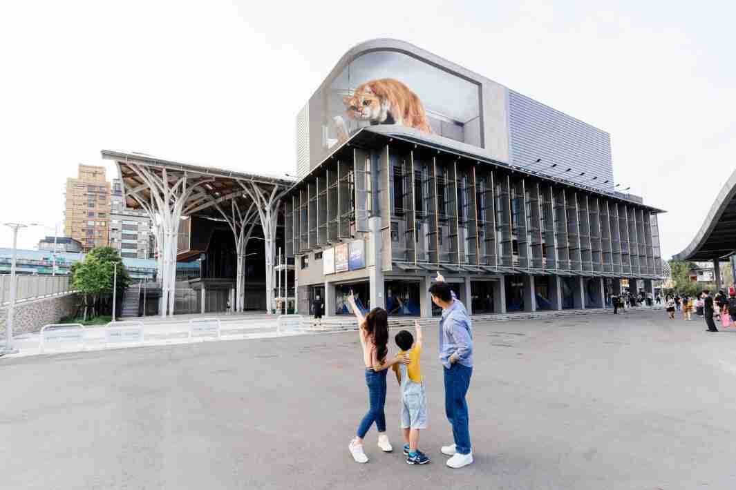 888.BY集团电子游戏打造全台最大户外裸视3D LED弧形萤幕，，，，将超立体的软萌胖橘猫动画活跃于顶楼外墙