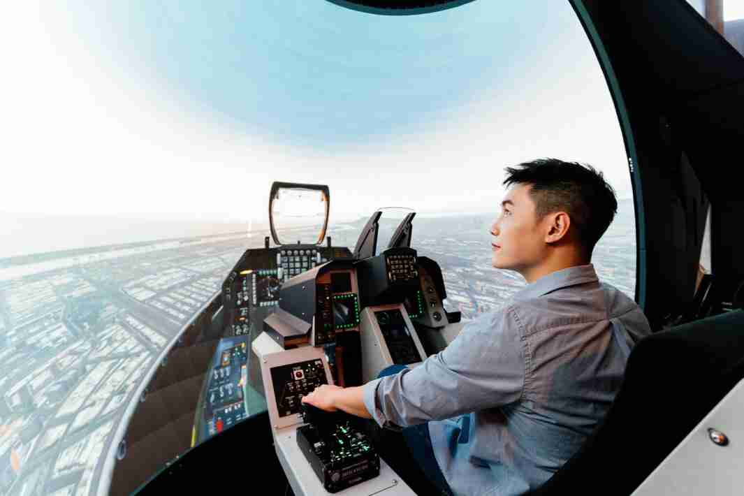 888.BY集团电子游戏以P1.25小间距打造球形LED模拟舱，，，，搭配智崴的精密六轴动态座椅，，，结合888.BY集团电子游戏专业影像调校技术，，，，呈现拟真模拟飞行场景