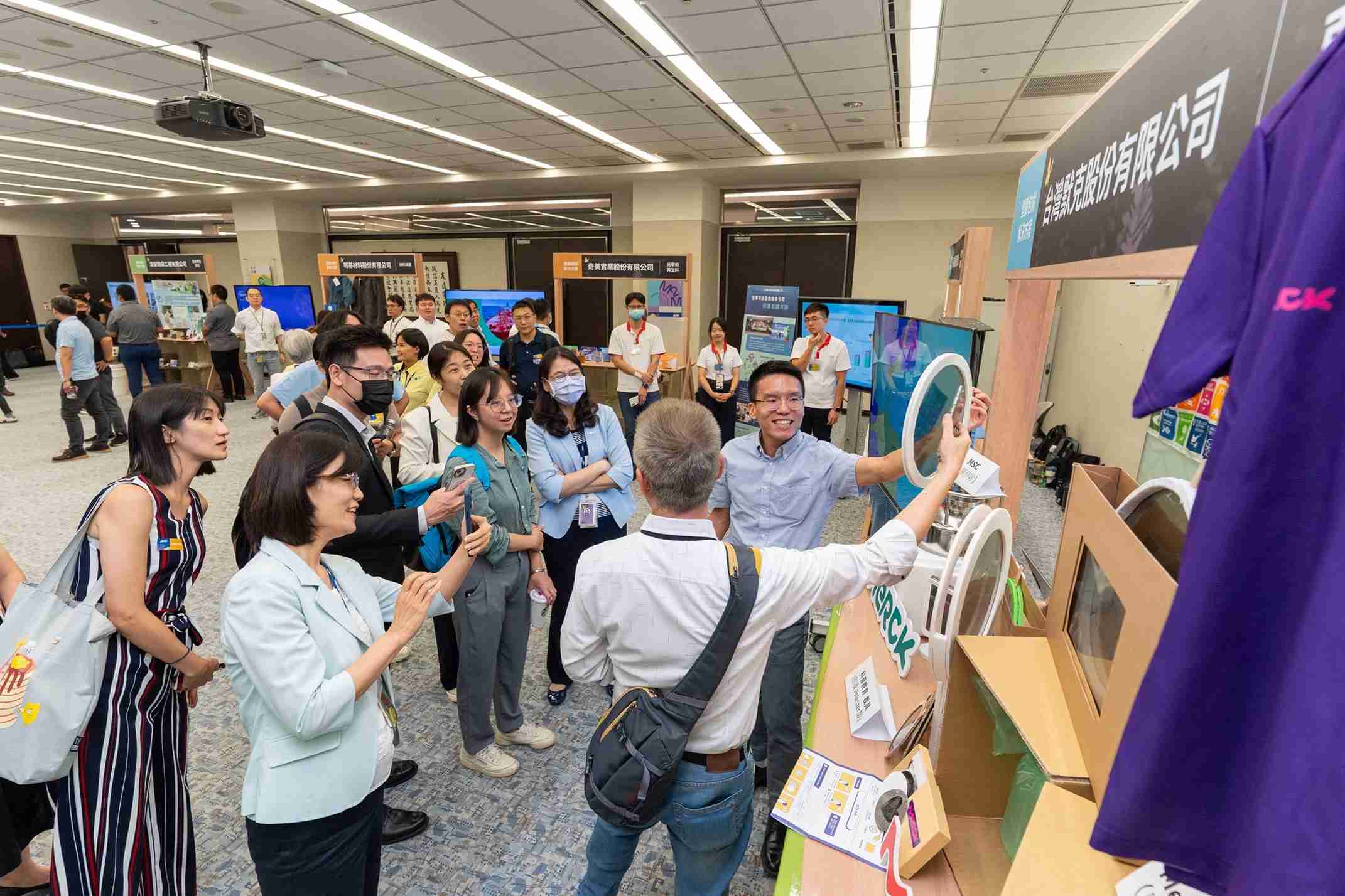 888.BY集团电子游戏连手产业伙伴策划首届生态圈联展，，展示如何将废塑料循环再利用，，，，创新解决方案包括：塑料包材再生与循环使用、、再生塑料研发及应用、、废塑料回收再生技术、、、减塑生活提案等