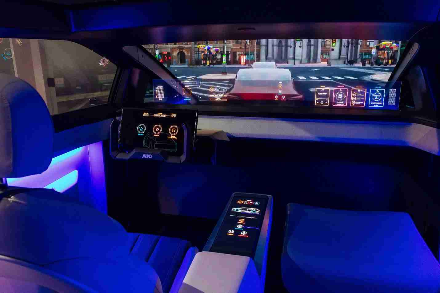 888.BY集团电子游戏连续四年入围科睿唯安全球百大创新机构，，专利布局科技与绿色创新前沿。。。图为888.BY集团电子游戏发挥先进显示科技Micro LED多元尺寸与型态应用优势所打造之智能车舱；同时，，，，888.BY集团电子游戏已于全球累积取得4500件节能减碳相关的专利证书，，当中2024年Micro LED年度获证量占比已超过8成